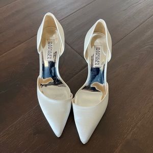 Badgley Mischka Size 6 white satin wedding pumps with rhinestone heel